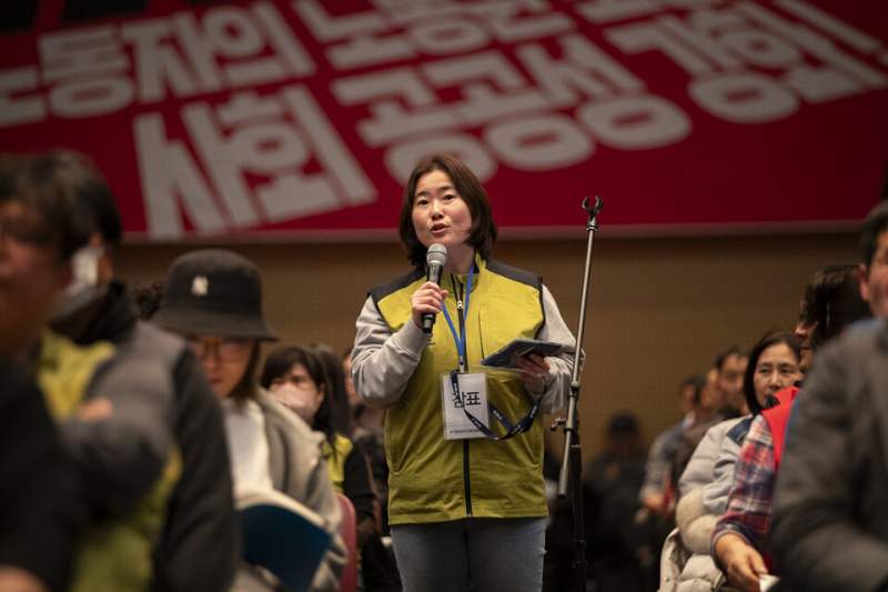 민주노총 대의원들이 2023년 사업평가와 회계보고, 2024년 사업계획과 회계에 관한 의견을 개진하고 있다.jpeg.jpg