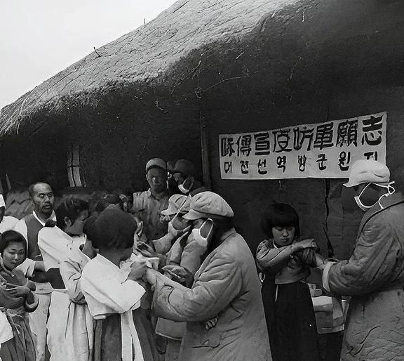 중국 위생병으로부터 예방주사를 맞고 있는 한국인들.png