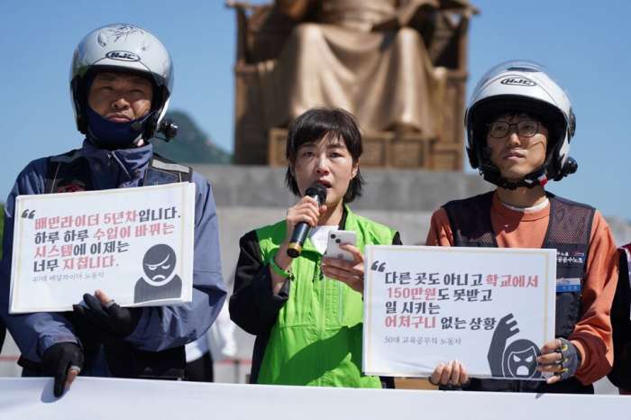 발언하는 정인용 전국교육공무직본부 본부장과 참가자들.jpg