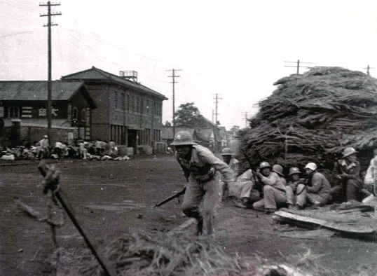 시위 이틀째인 1946년 10월 2일 대구 태평로 삼국상회(현재 SK주유소 부근) 부근에서 경찰이 진압을 벌이고 있는 왼쪽에 시위 군중들이 경찰의 발포에 쫓기고 있다. 도로가에는 여러 명이 쓰러진 모습도 보인다.png