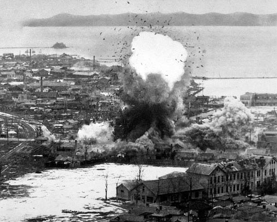 사진은 1951년 원산, 미 공군 B-26 폭격기가 동부해항의 중요 공급 창고와 부두 시설을 폭파한 모습.png