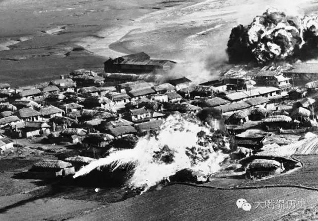 미군은 화염방사기를 사용해 북한의 마을을 파괴하는 모습.png