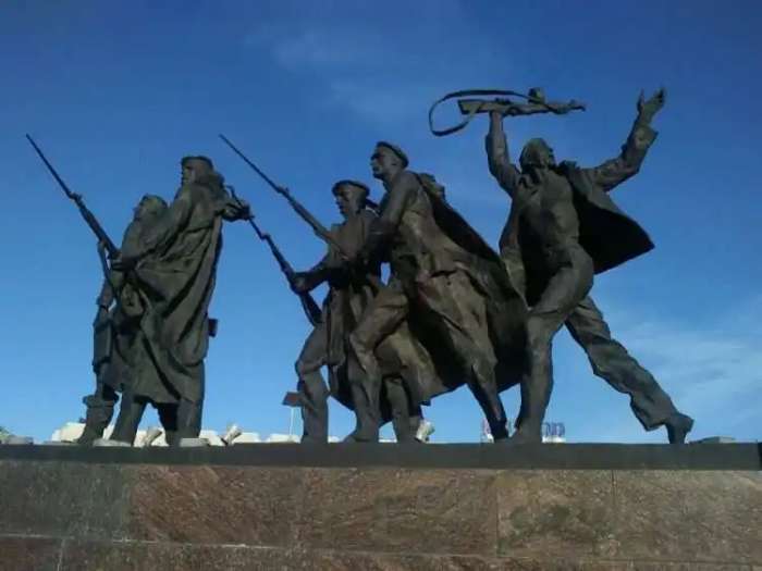 레린그라드(현 페테르부르크)시 중심의 거대한 2차 대전 승리 기념비.png.jpg