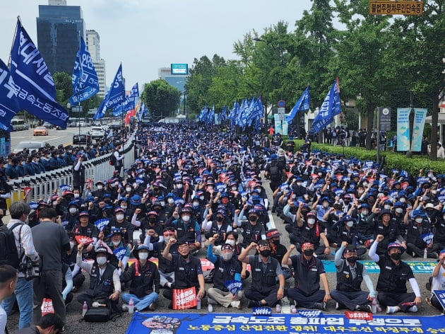 사진은 2020년 7월 20일 서울에서 열린 금속노조 총파업 결의 대회 모습.jpg