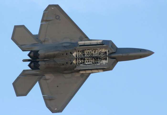 F-22의 내부 무장창 모습.jpg