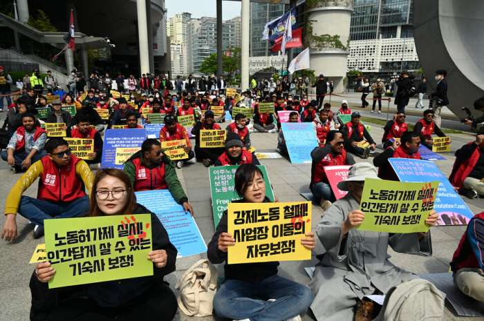 2023 세계노동절을 맞아 이주노동자들이 ',강제노동철폐! ‘이주노동자 메이데이’ 개최 ILO국제협약준수 강제노동금지! 사업장 이동의 자유 쟁취! 노동허가제 실시! 인간답게 살 수 있는 기숙사 보장! 하라 (사진 .jpg